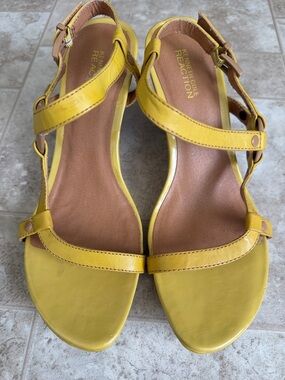 Kenneth Cole Reaction Yellow Leather T-Strap Sandals